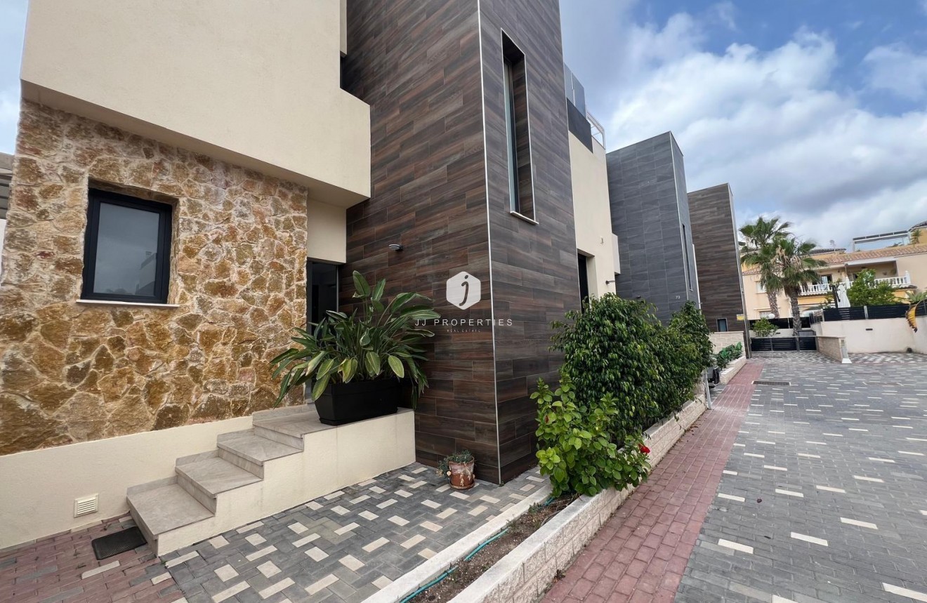 Resale - Villa -
Orihuela Costa - Lomas de Cabo Roig