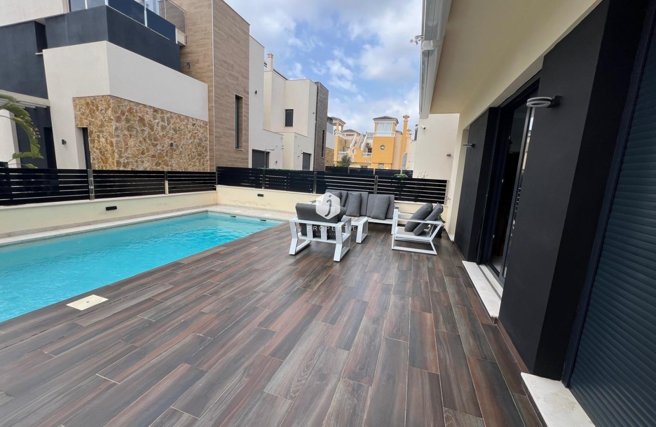 Resale - Villa -
Orihuela Costa - Lomas de Cabo Roig