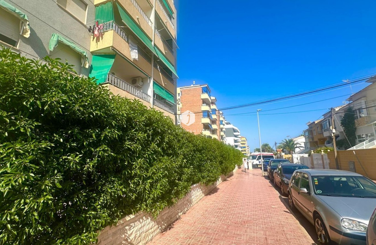 Resale - Apartment / flat -
Torrevieja - Punta prima