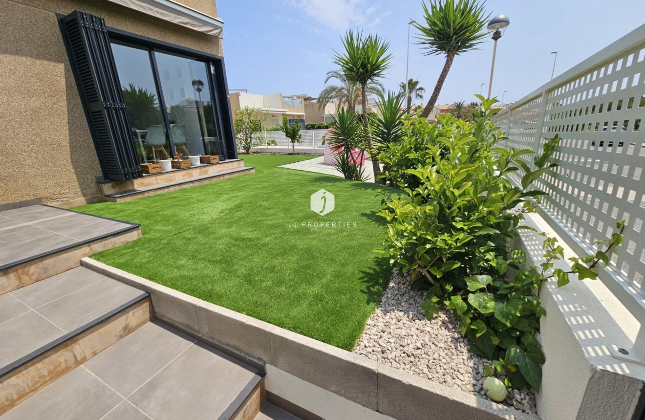 Resale - Villa -
Orihuela Costa - La Regia