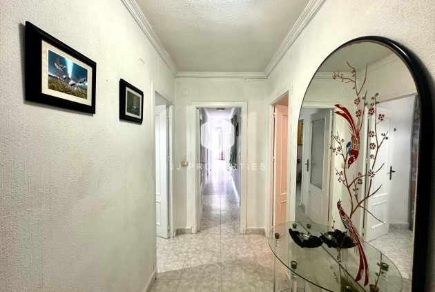 Resale - Apartment / flat -
Torrevieja - Centro