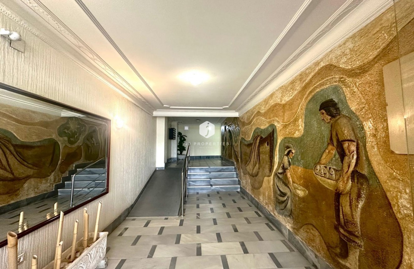 Resale - Apartment / flat -
Torrevieja - Centro