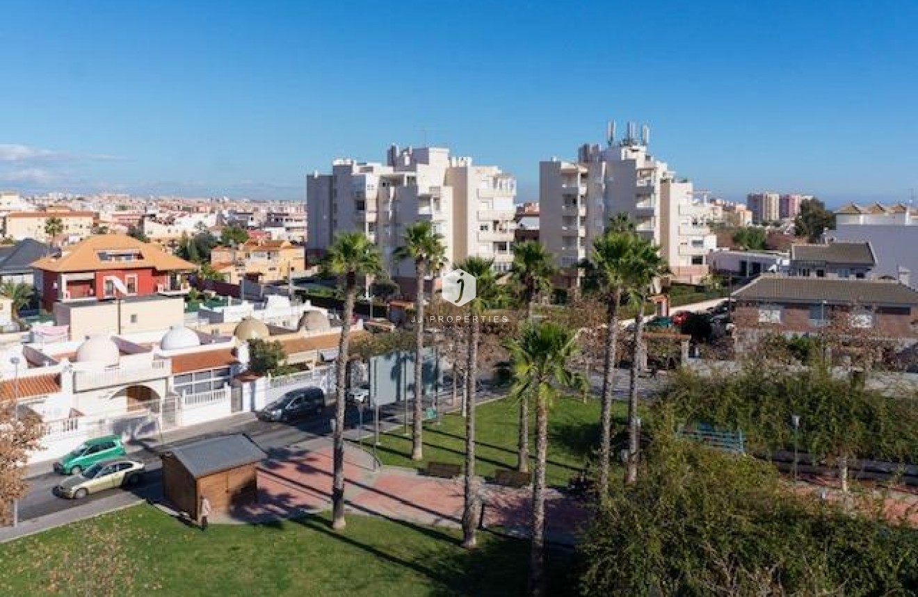 Aus zweiter Hand - Wohnung -
Torrevieja - Estacion de autobuses