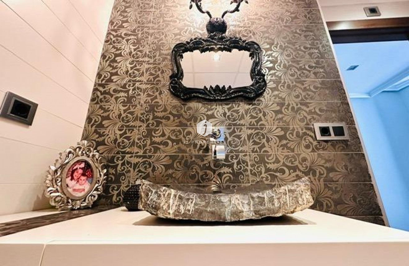 Aus zweiter Hand - Wohnung -
Torrevieja - Estacion de autobuses