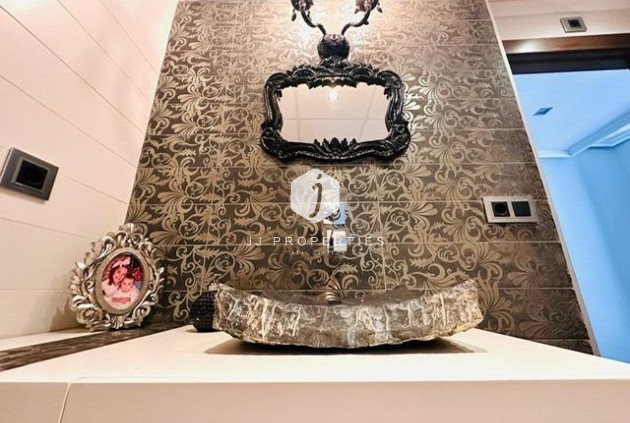 Aus zweiter Hand - Wohnung -
Torrevieja - Estacion de autobuses