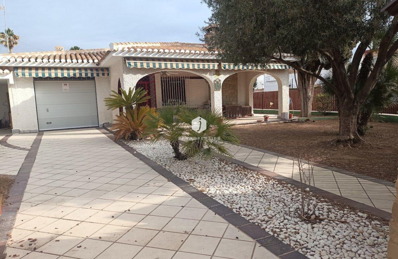 Resale - Villa -
Orihuela Costa - Campoamor