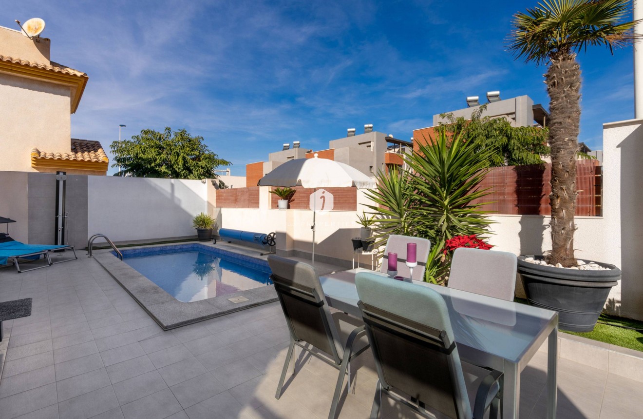 Resale - Villa -
Torrevieja - Aguas Nuevas 2