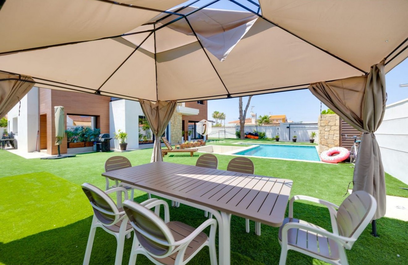 D'occasion - Villa -
Torrevieja - Costa Blanca