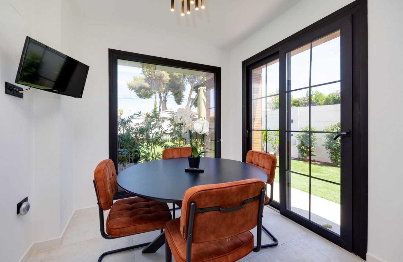 D'occasion - Villa -
Torrevieja - Costa Blanca