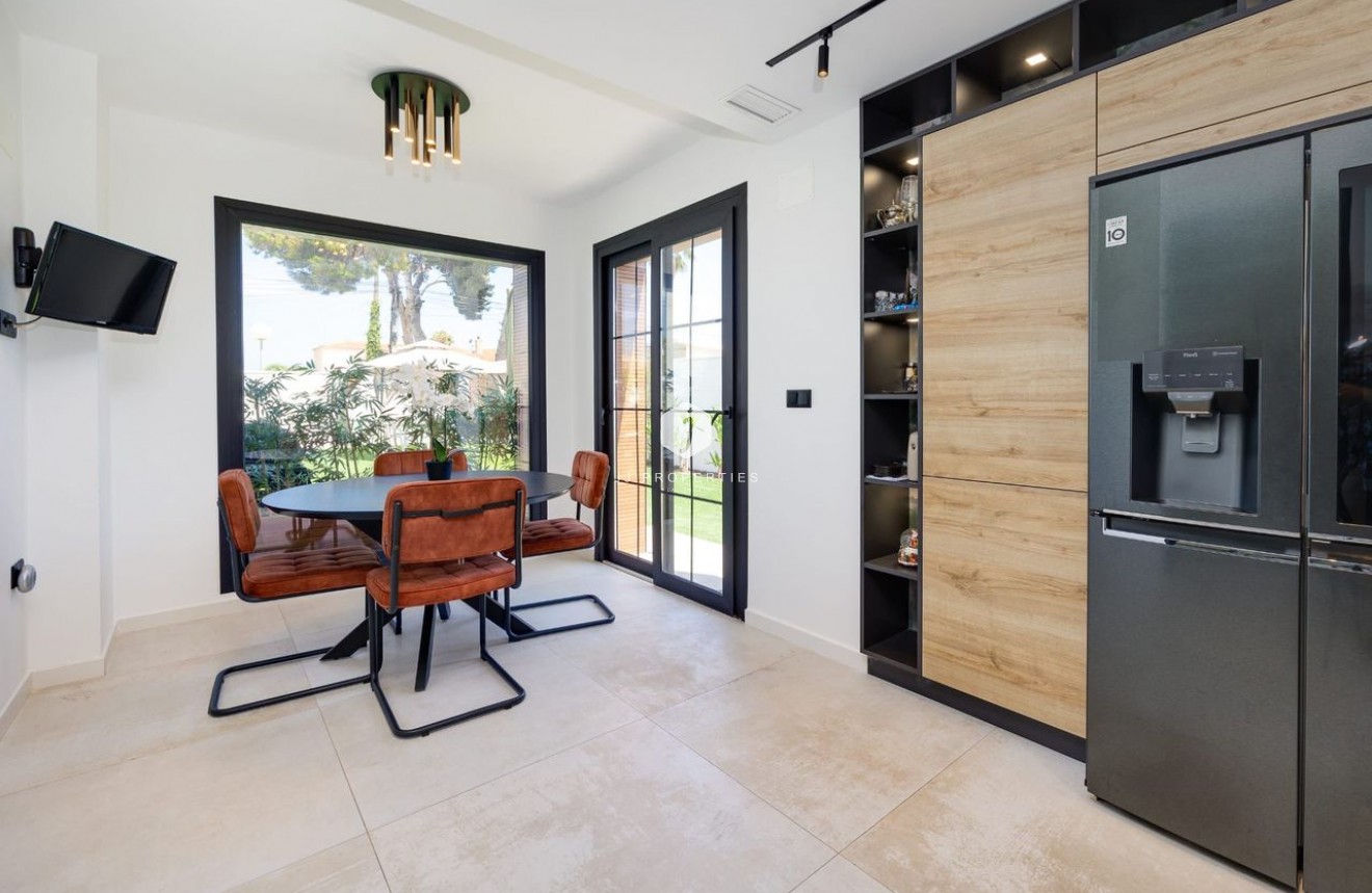 D'occasion - Villa -
Torrevieja - Costa Blanca