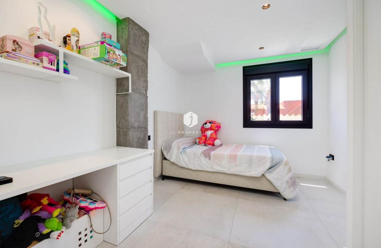 D'occasion - Villa -
Torrevieja - Costa Blanca