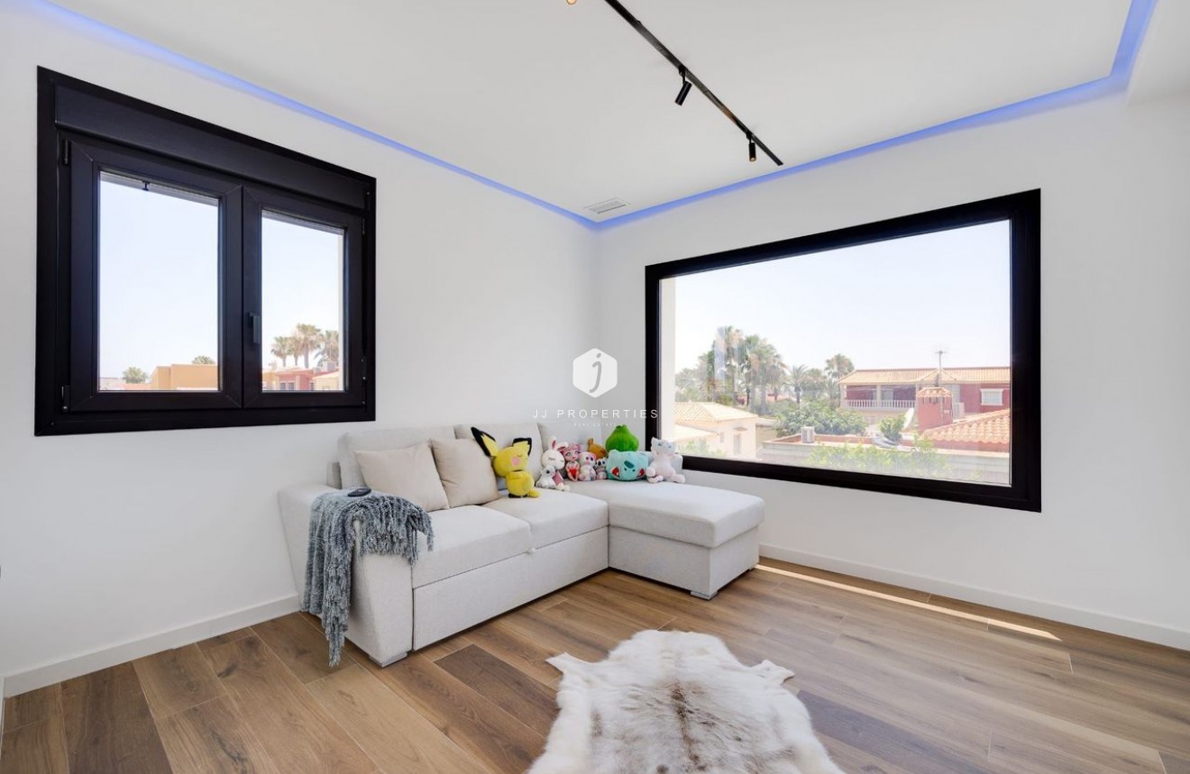 D'occasion - Villa -
Torrevieja - Costa Blanca