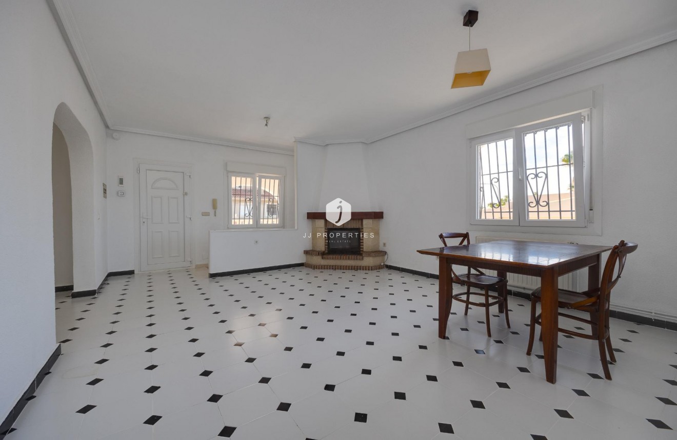 Aus zweiter Hand - Villa -
Torrevieja - La Siesta - El Salado - Torreta