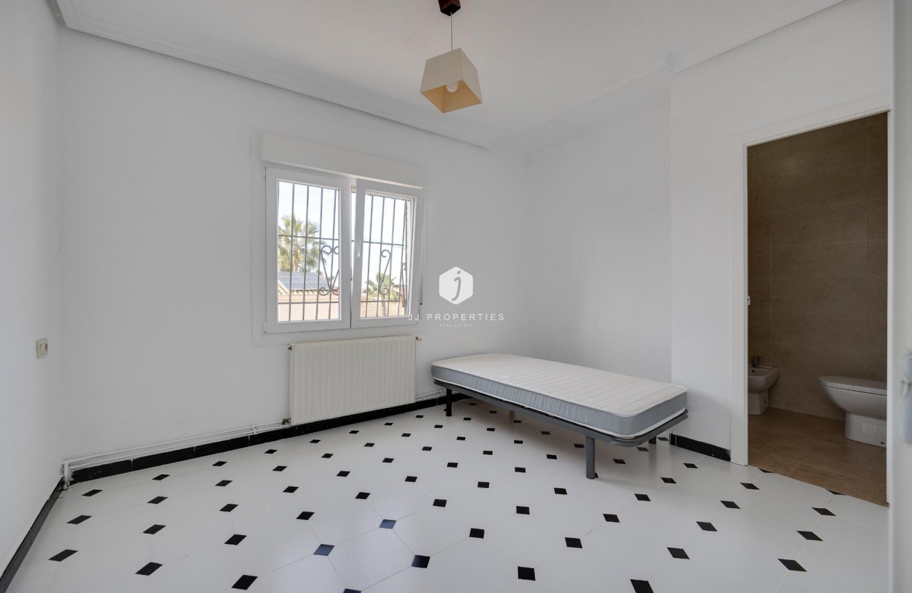 Aus zweiter Hand - Villa -
Torrevieja - La Siesta - El Salado - Torreta