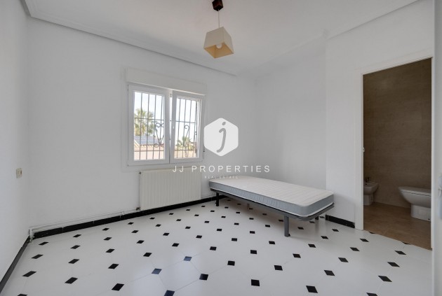 Aus zweiter Hand - Villa -
Torrevieja - La Siesta - El Salado - Torreta