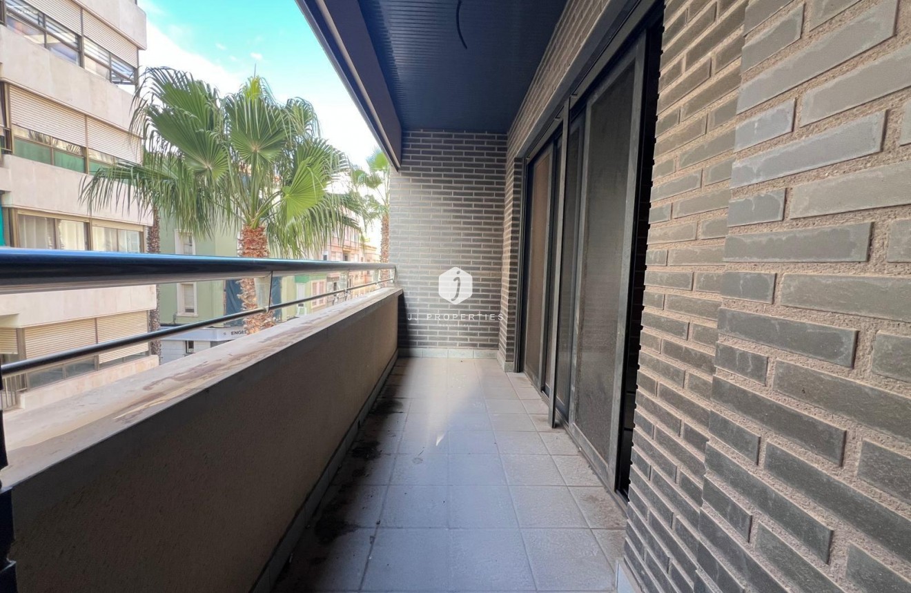 Z drugiej ręki - Mieszkanie w bloku -
Torrevieja - Centro