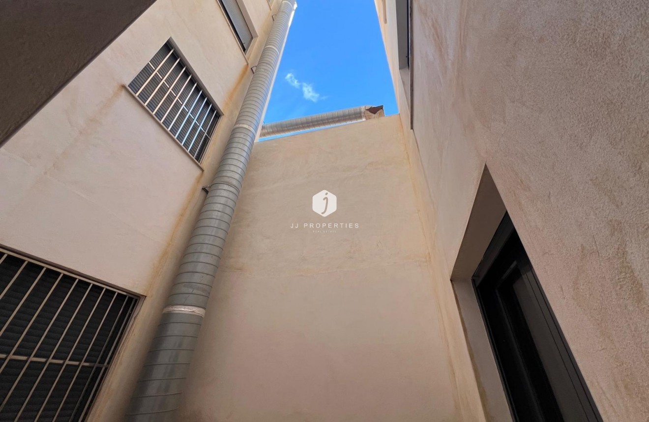 Z drugiej ręki - Mieszkanie w bloku -
Torrevieja - Centro