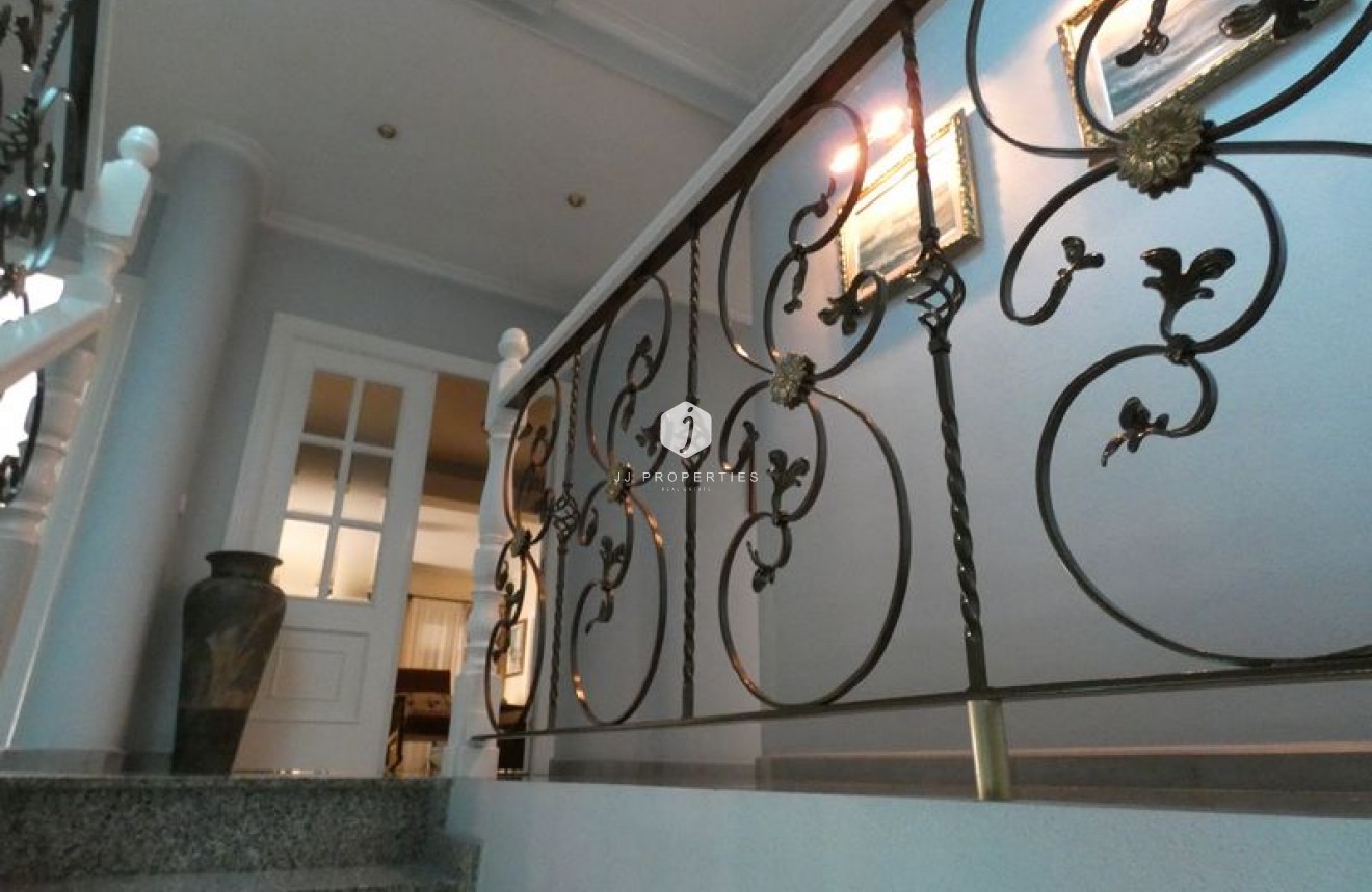 Aus zweiter Hand - Villa -
Almoradí - Inland