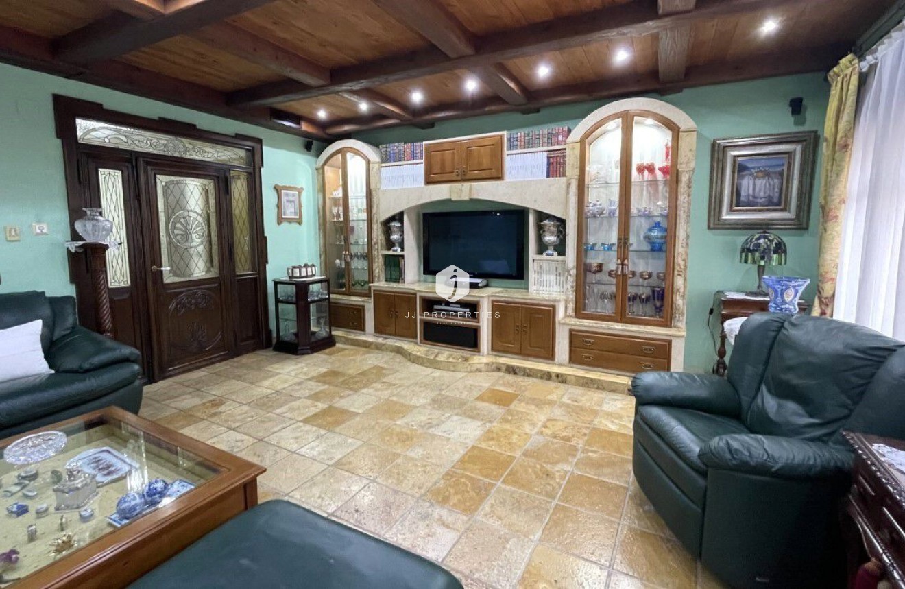 Resale - Chalet -
Torrevieja - Costa Blanca