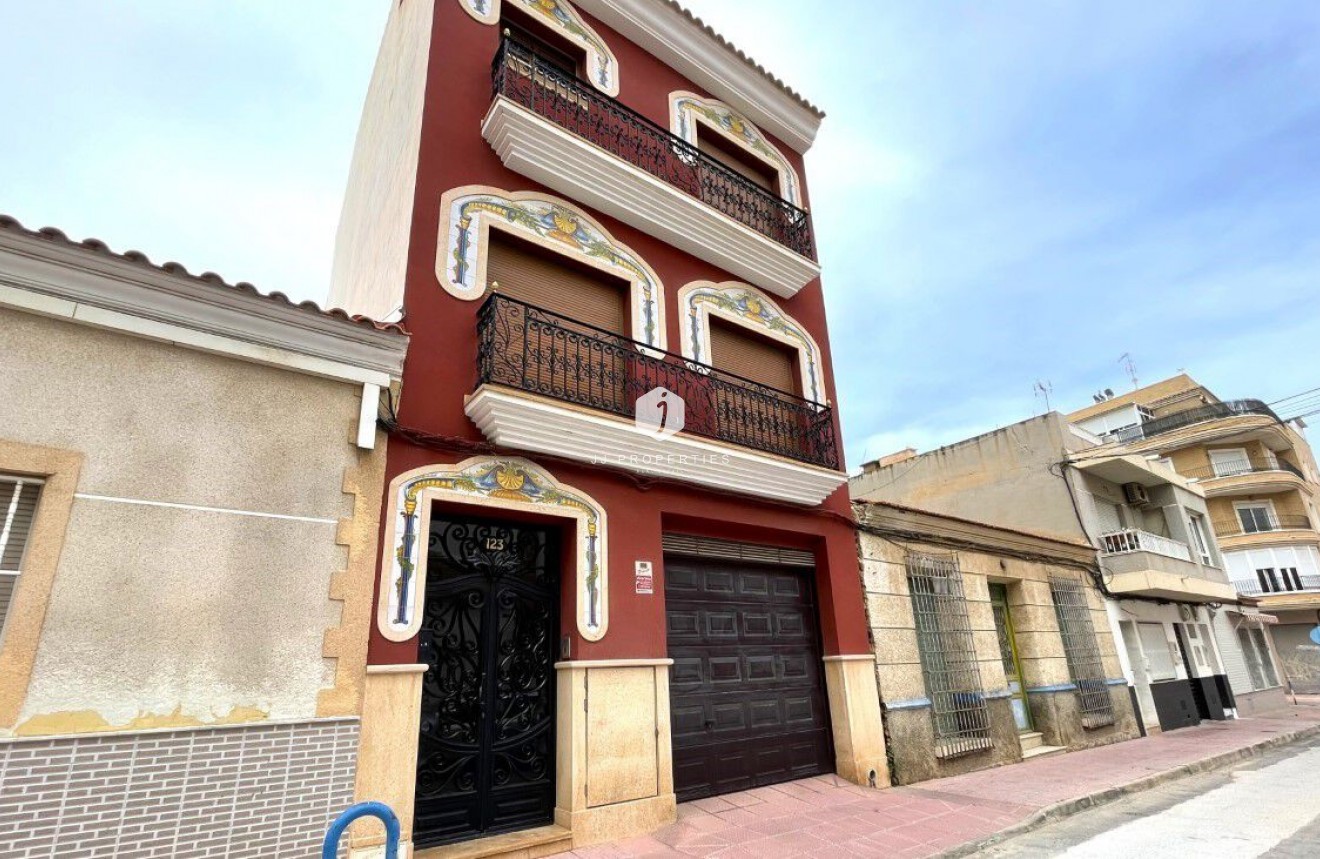 Resale - Chalet -
Torrevieja - Costa Blanca