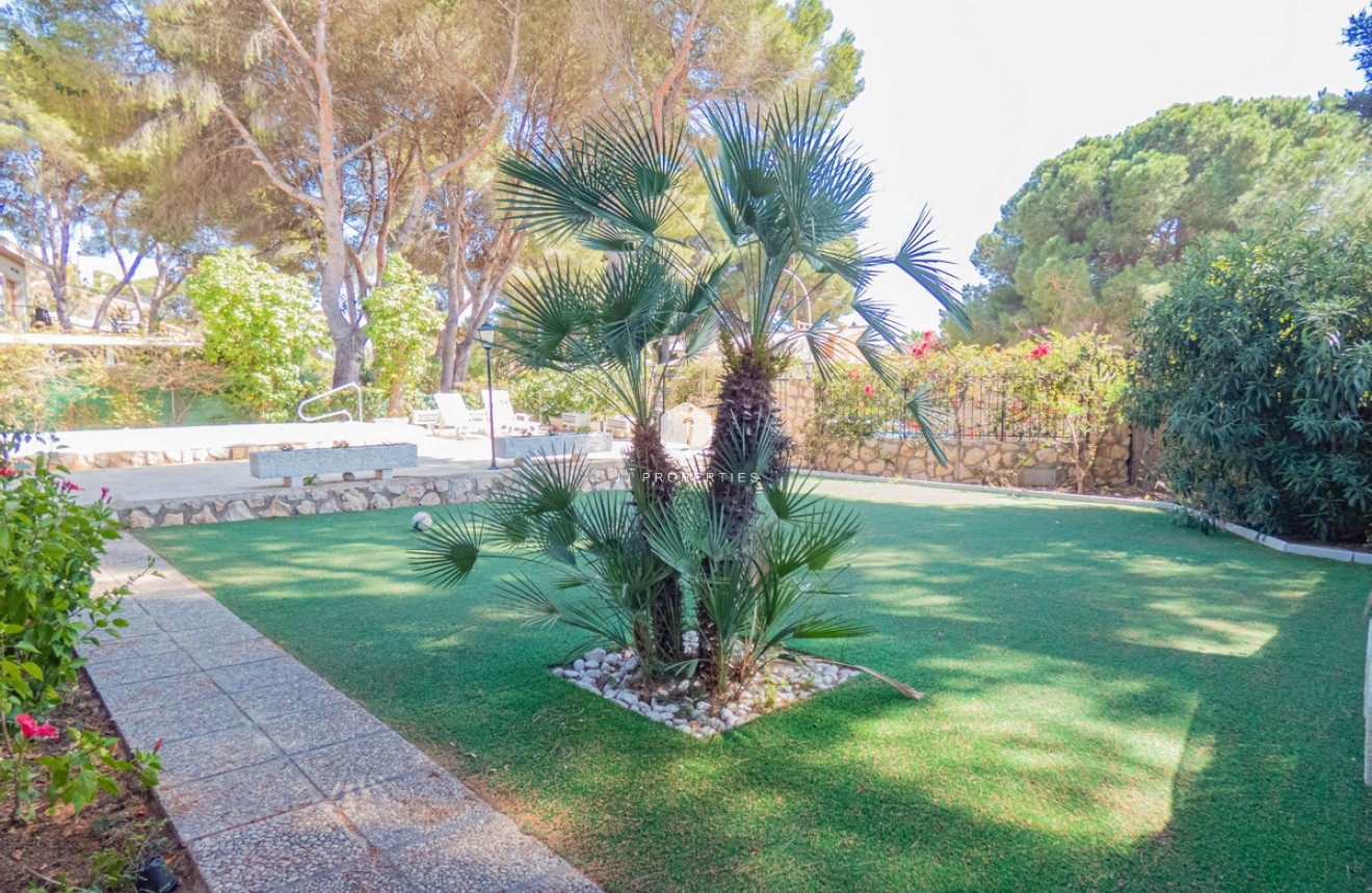Resale - Villa -
Dehesa de Campoamor - Costa Blanca