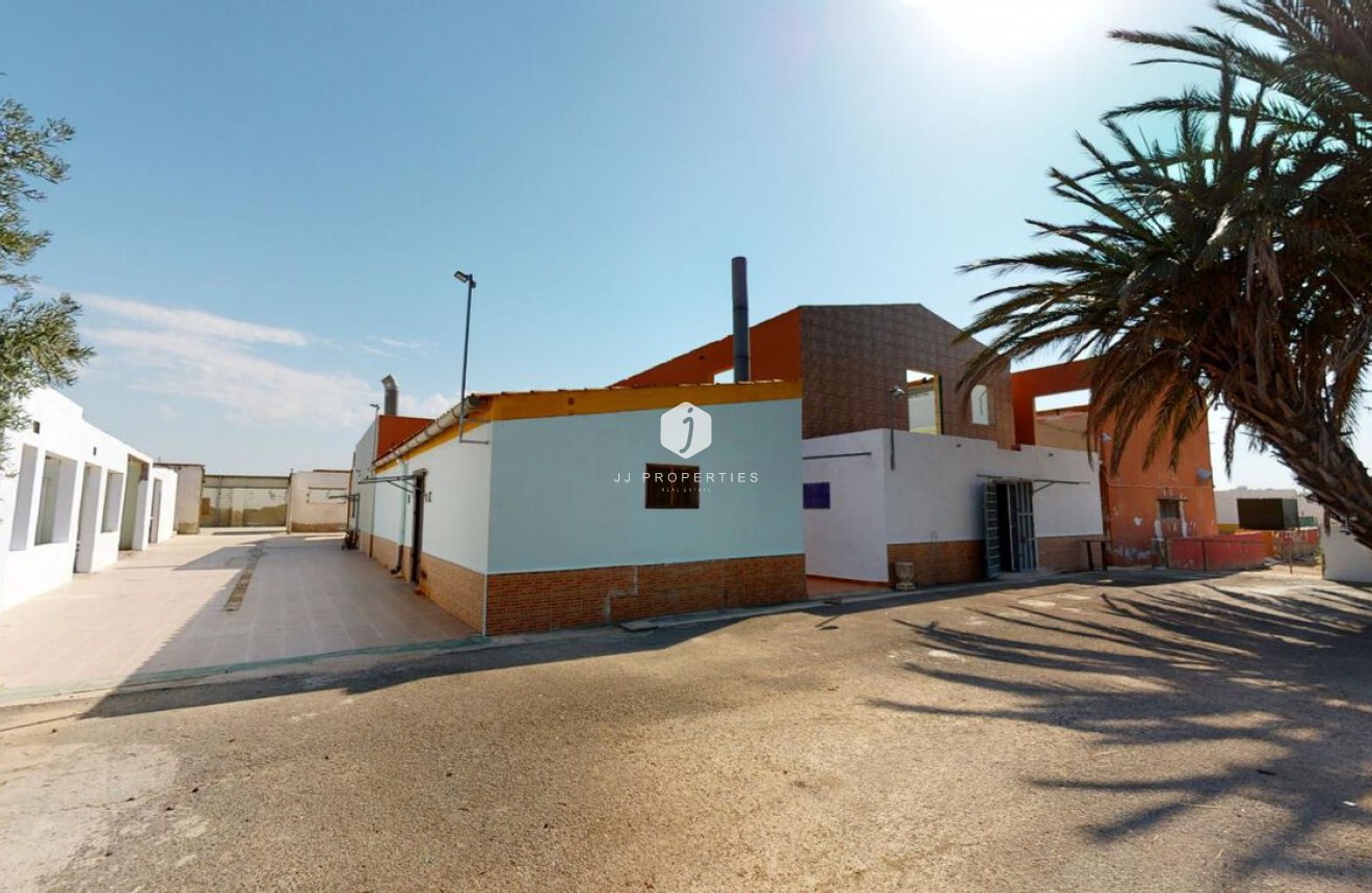 Z drugiej ręki - Szalet -
Albatera - Inland