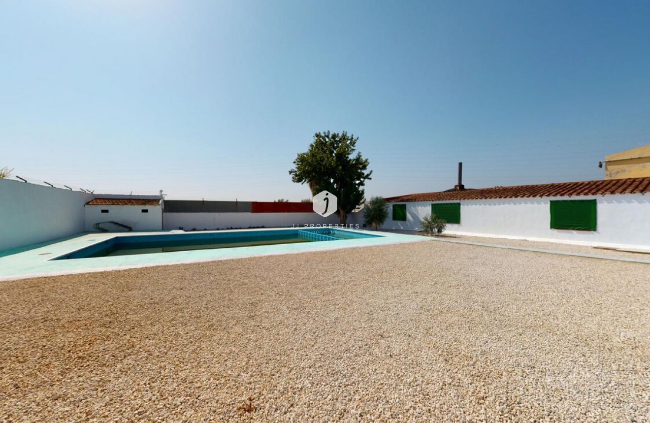 Z drugiej ręki - Szalet -
Albatera - Inland