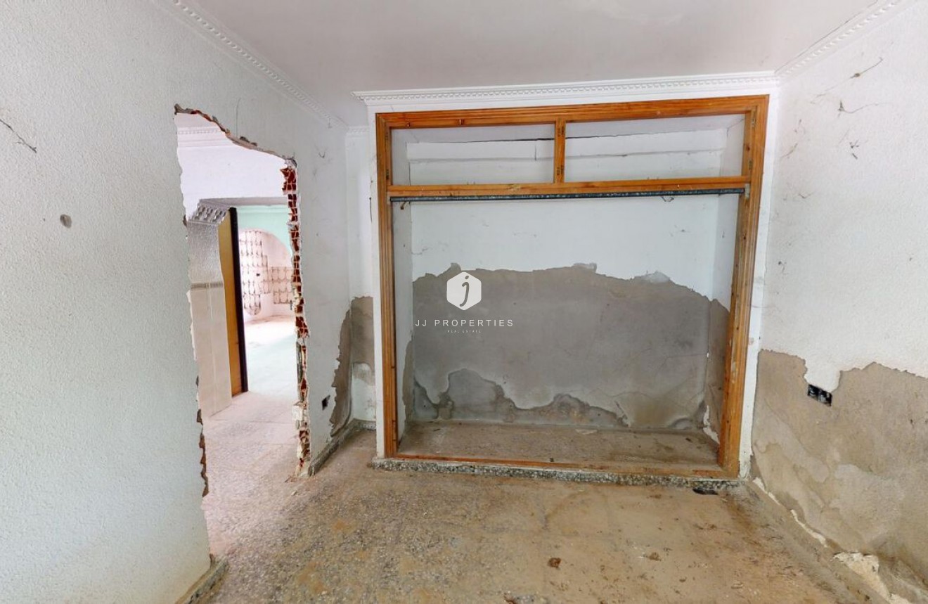 Z drugiej ręki - Szalet -
Albatera - Inland