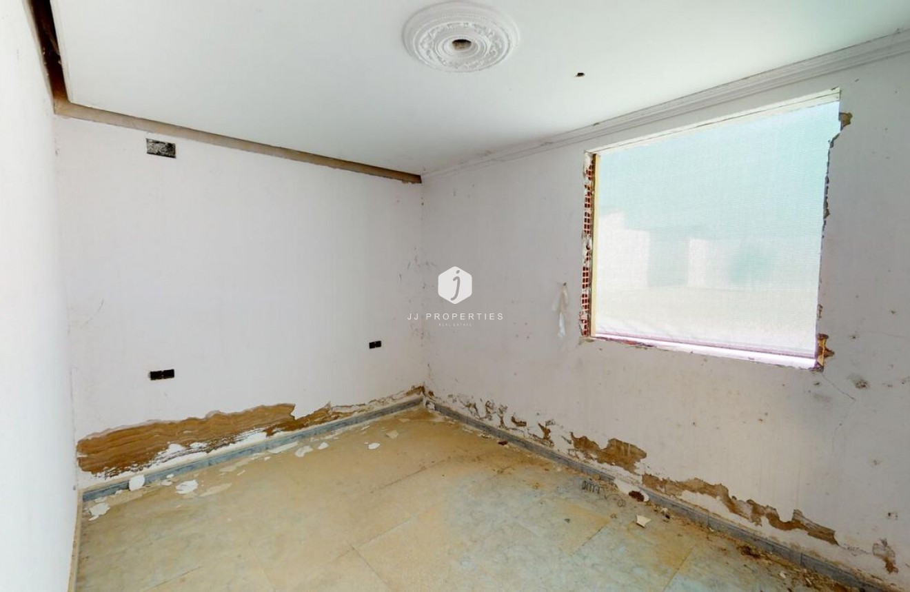 Z drugiej ręki - Szalet -
Albatera - Inland