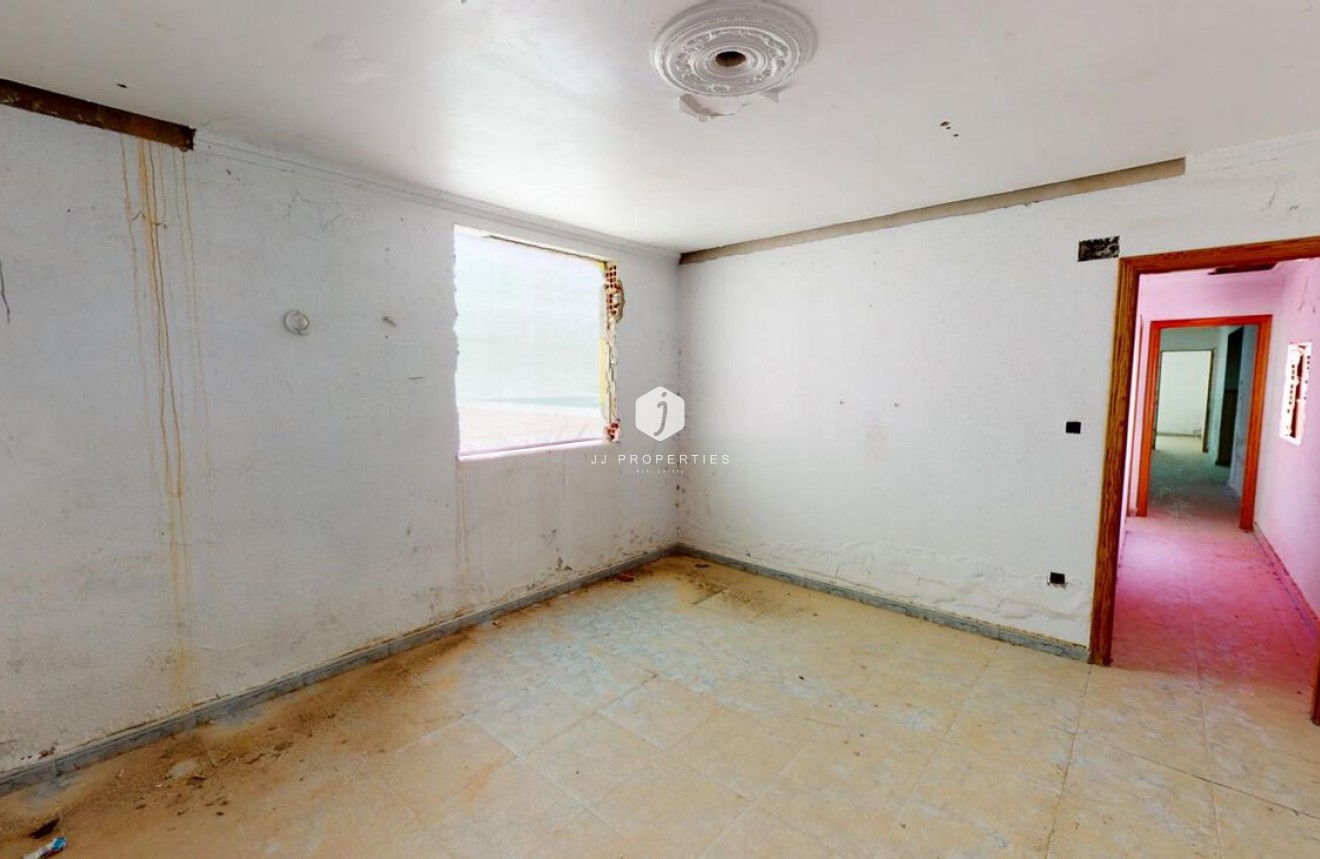 Z drugiej ręki - Szalet -
Albatera - Inland