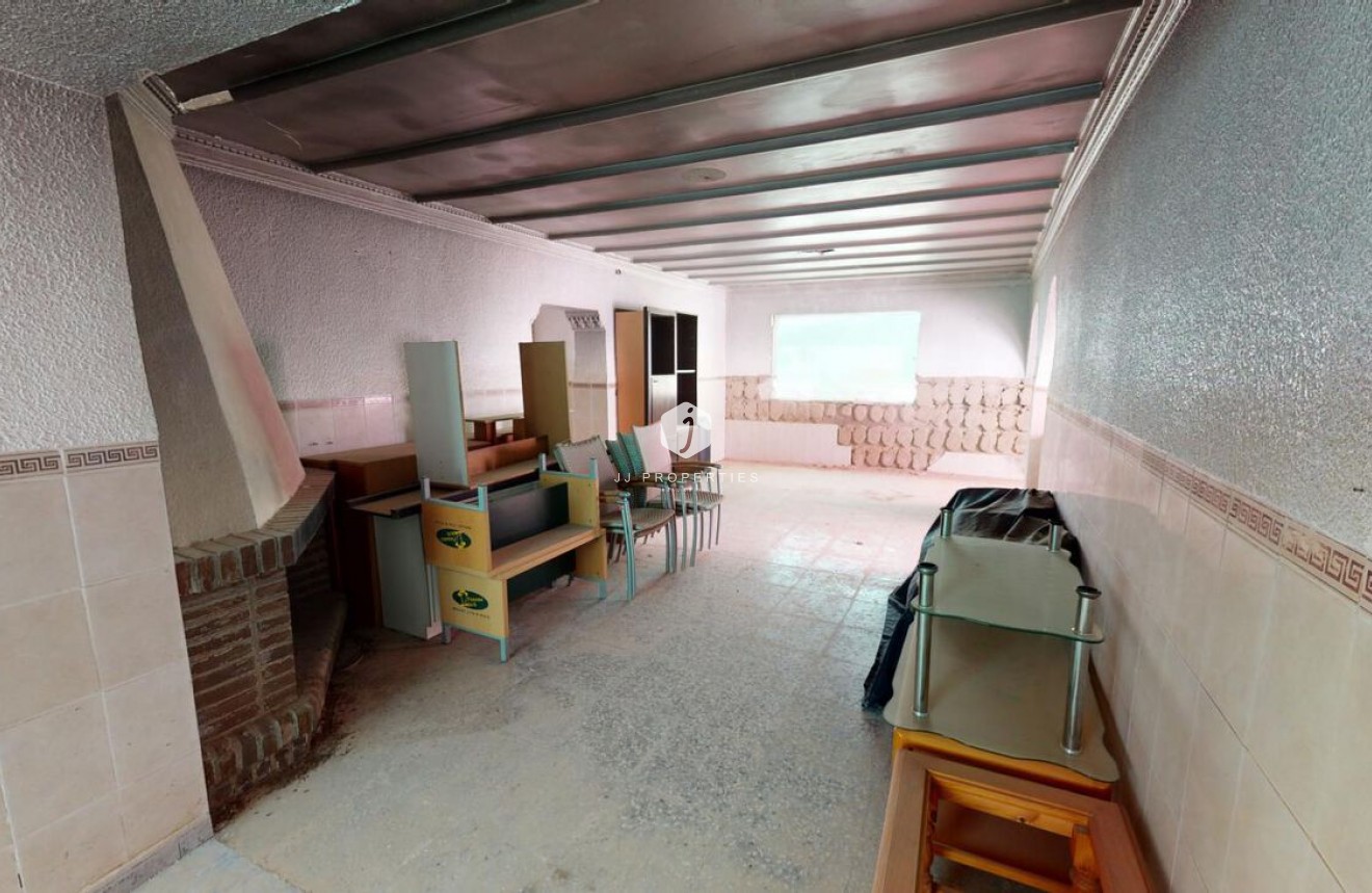 Z drugiej ręki - Szalet -
Albatera - Inland