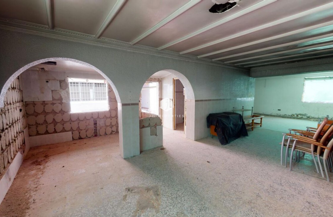 Z drugiej ręki - Szalet -
Albatera - Inland