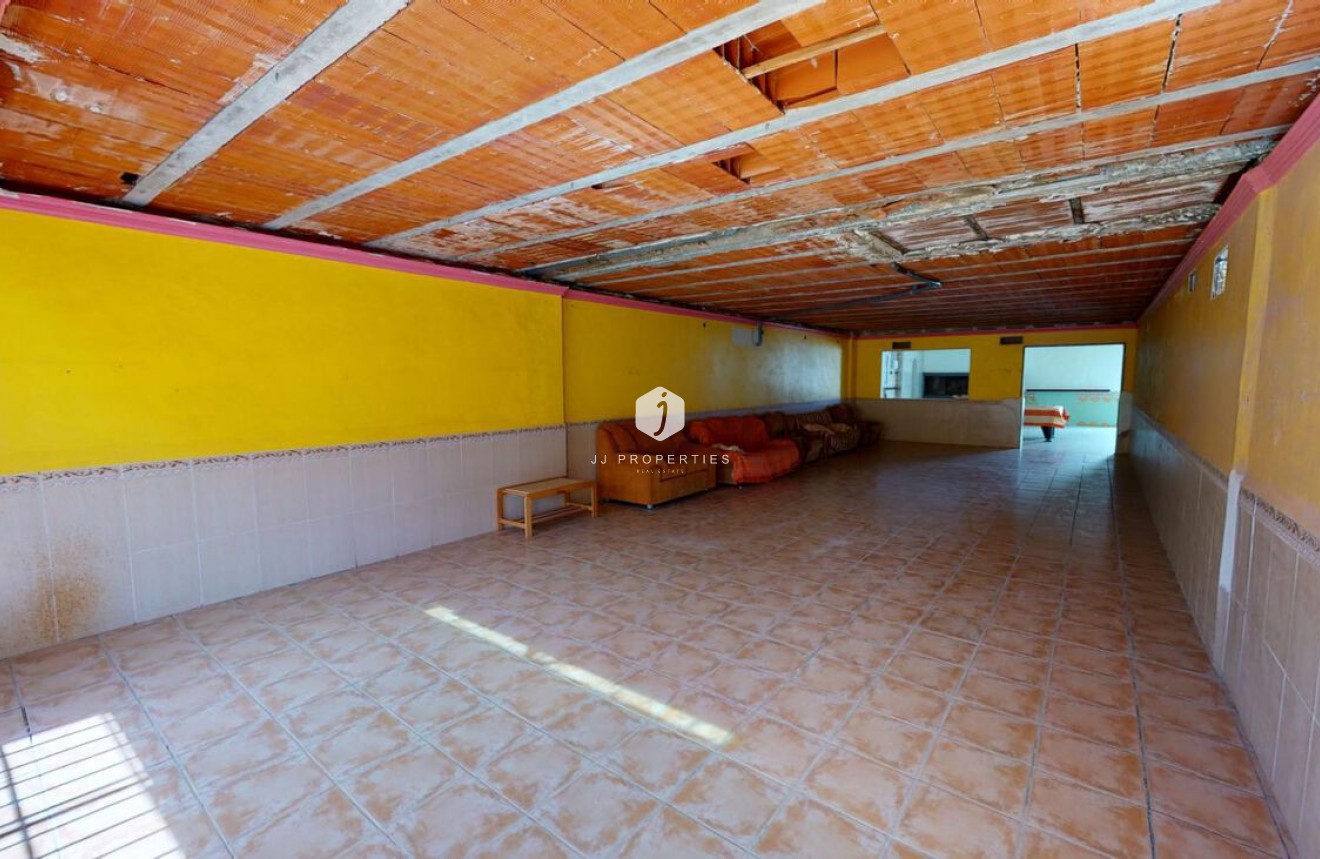 Z drugiej ręki - Szalet -
Albatera - Inland