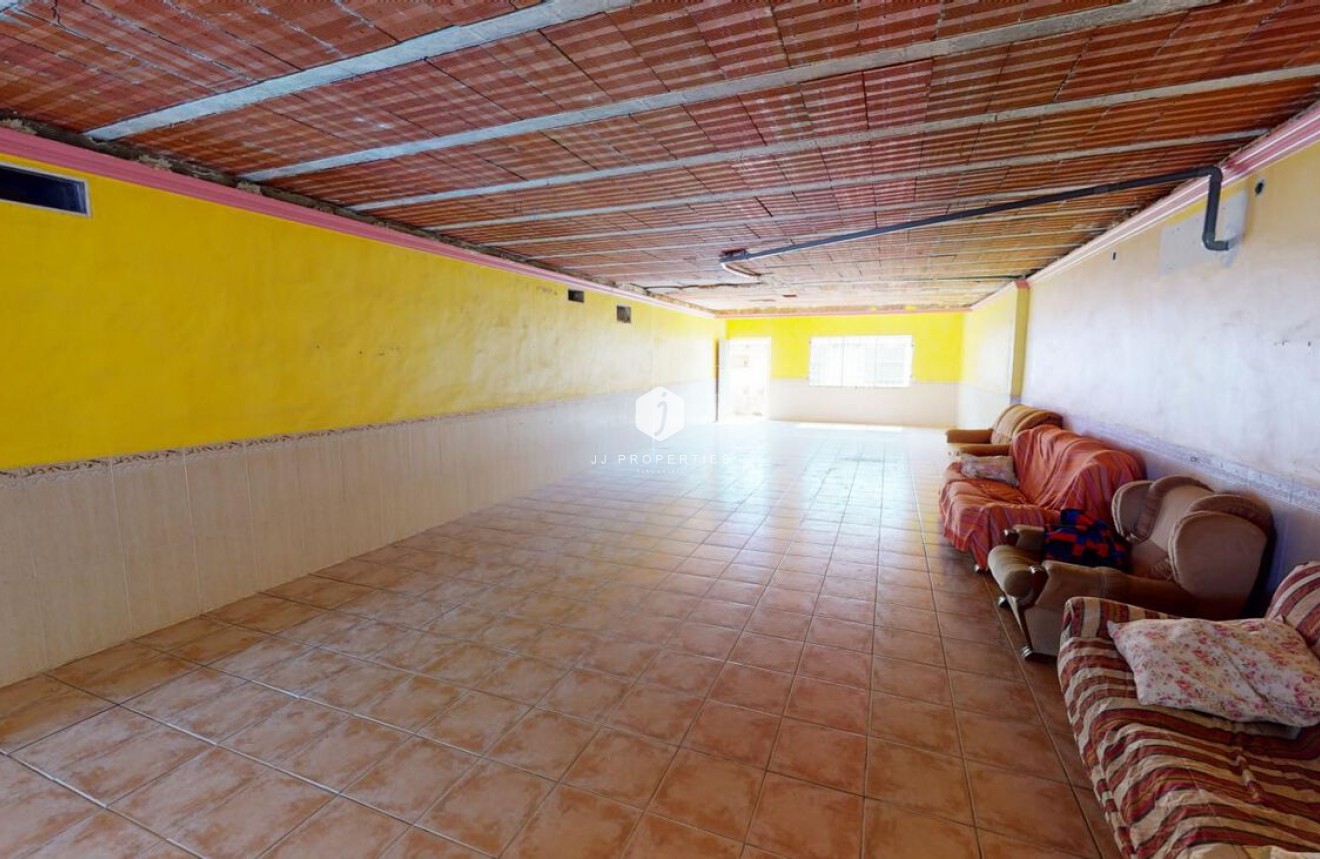 Z drugiej ręki - Szalet -
Albatera - Inland