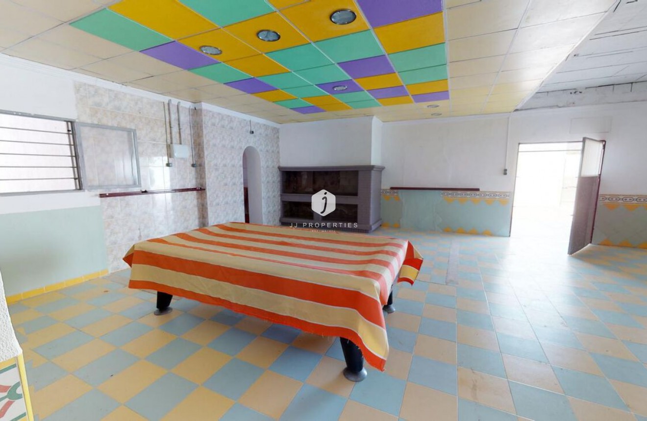 Z drugiej ręki - Szalet -
Albatera - Inland