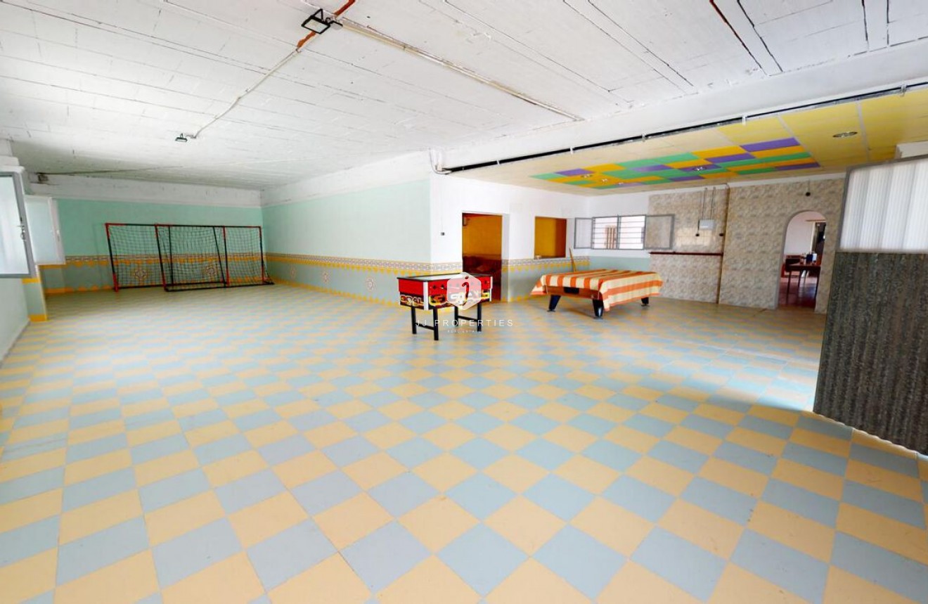 Z drugiej ręki - Szalet -
Albatera - Inland