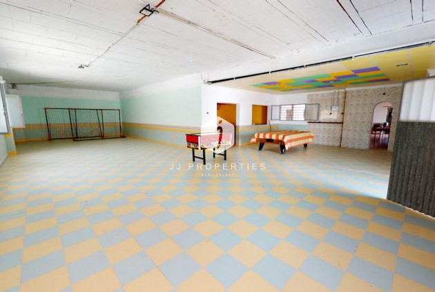 Z drugiej ręki - Szalet -
Albatera - Inland