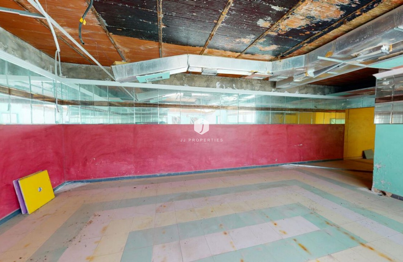 Z drugiej ręki - Szalet -
Albatera - Inland