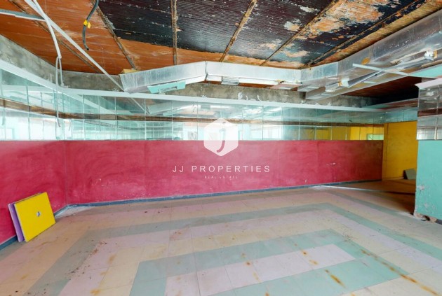 Z drugiej ręki - Szalet -
Albatera - Inland