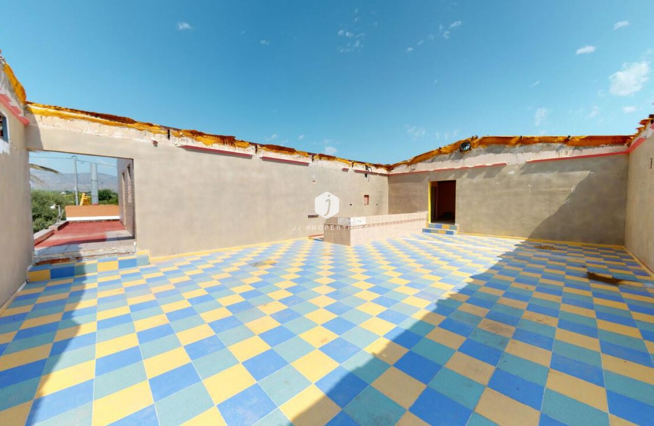 Z drugiej ręki - Szalet -
Albatera - Inland