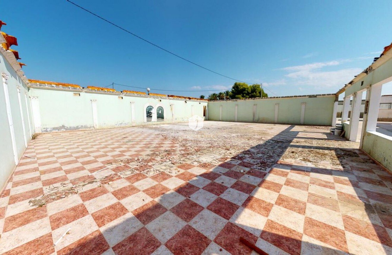 Z drugiej ręki - Szalet -
Albatera - Inland