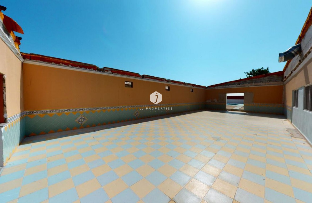 Z drugiej ręki - Szalet -
Albatera - Inland