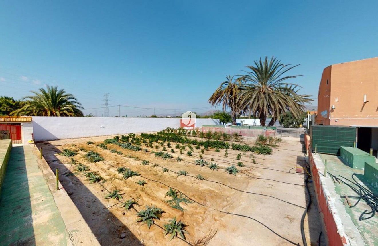 Z drugiej ręki - Szalet -
Albatera - Inland