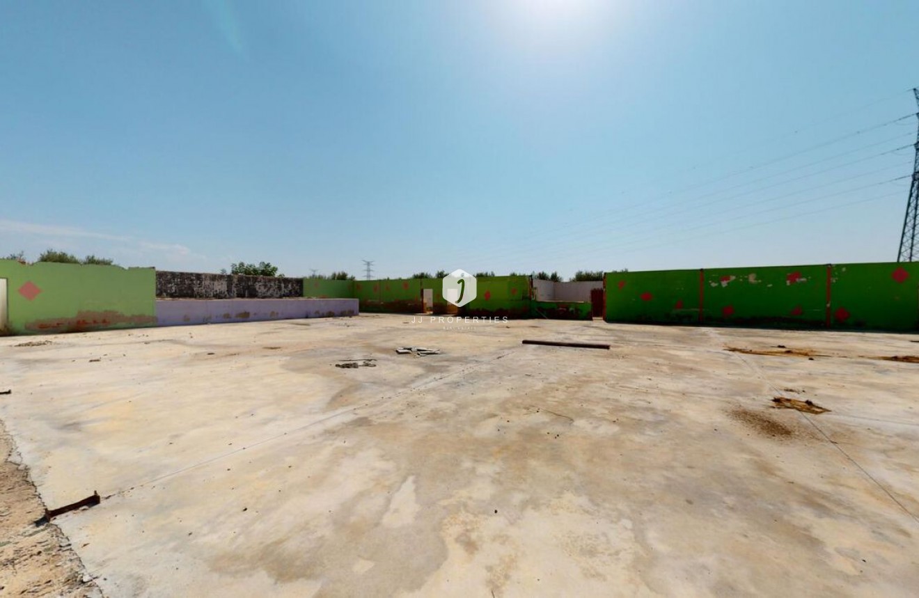 Z drugiej ręki - Szalet -
Albatera - Inland