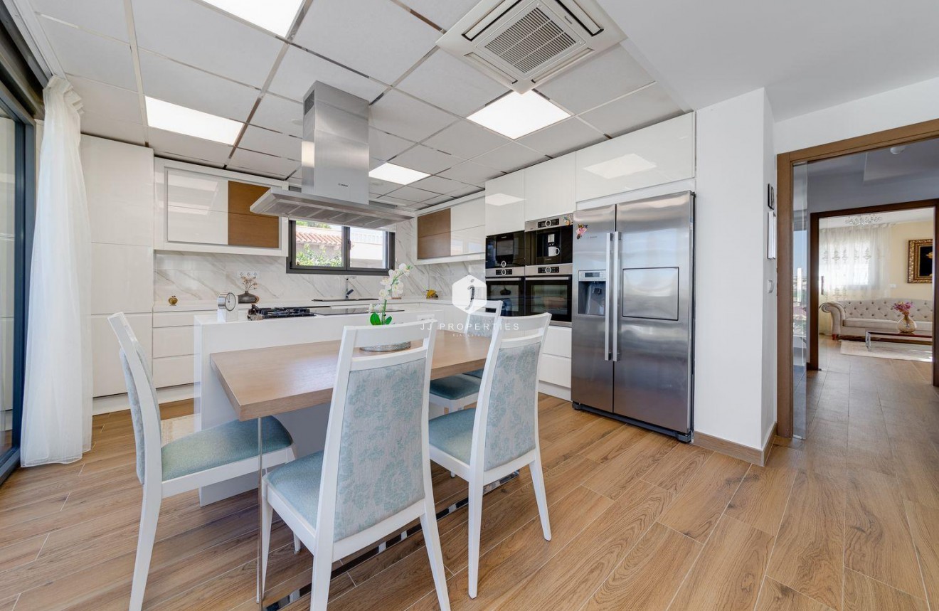 Resale - Villa -
Torrevieja - Costa Blanca