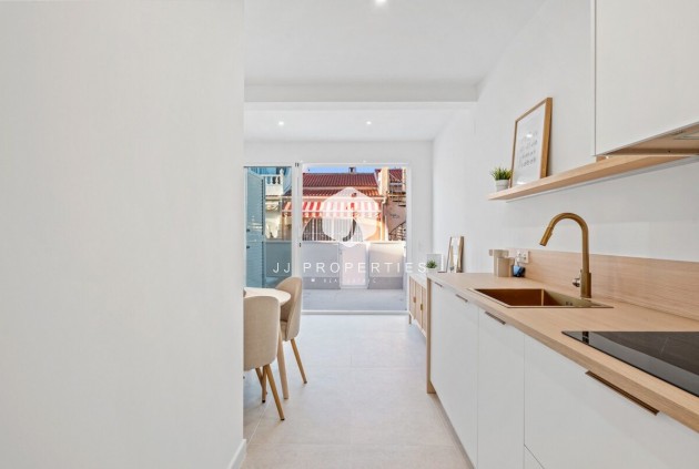 Z drugiej ręki - Szalet -
Torrevieja - Costa Blanca