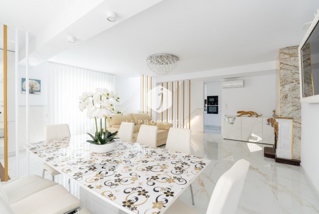 Resale - Chalet -
Torrevieja - Punta prima