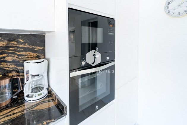 Resale - Chalet -
Torrevieja - Punta prima