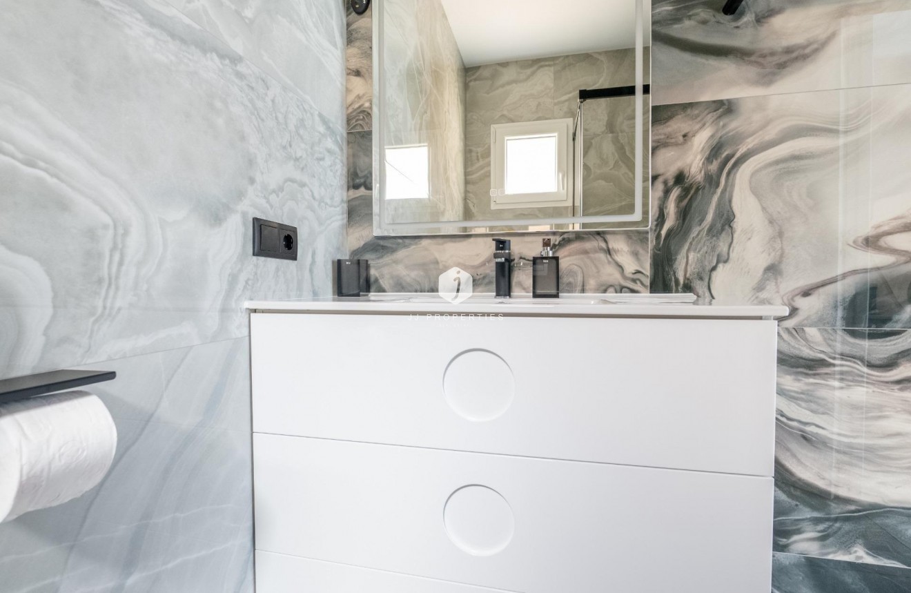 Resale - Chalet -
Torrevieja - Punta prima