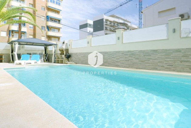 Resale - Chalet -
Torrevieja - Punta prima